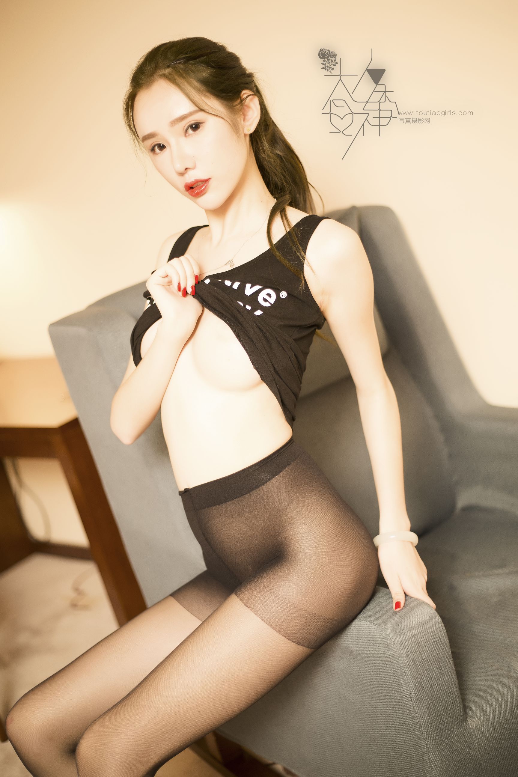 萌琪琪《丝丝入袜》 [头条女神] VIP特辑 写真集(13)