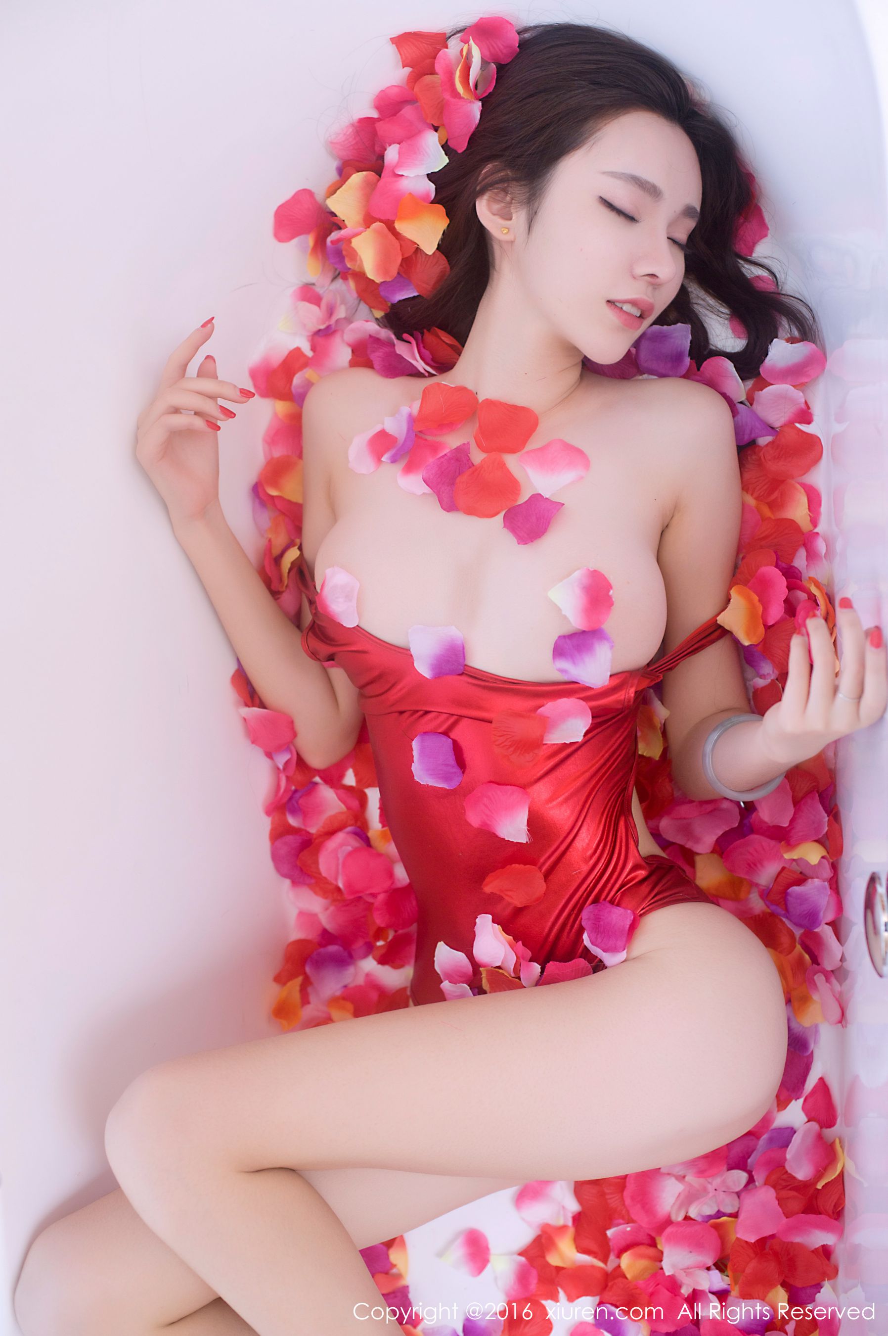 萌琪琪Irene《浴缸花瓣半裸诱惑、高叉猩红色连体比基尼》 [秀人网XiuRen] No.625 写真集(15)