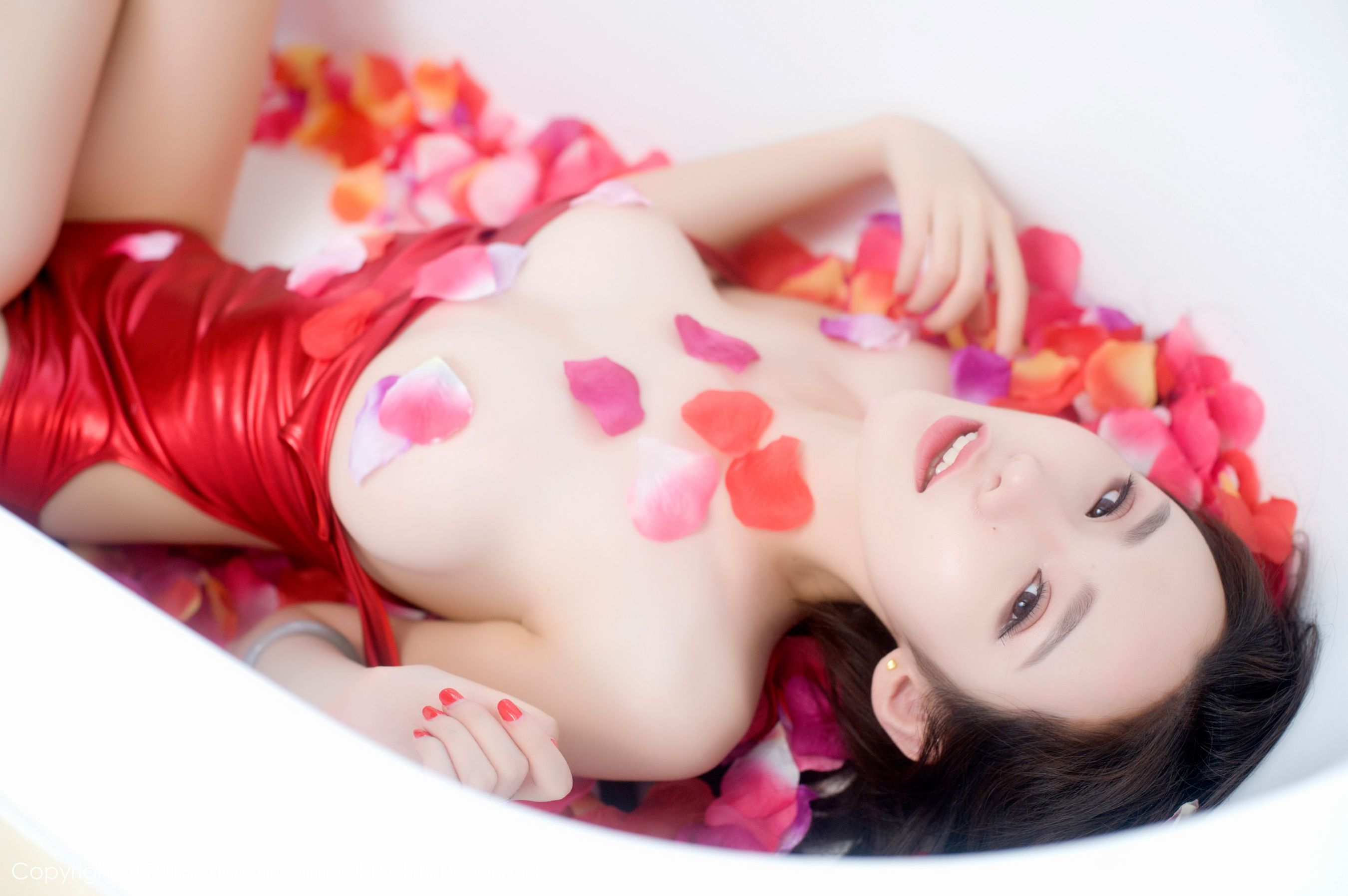 萌琪琪Irene《浴缸花瓣半裸诱惑、高叉猩红色连体比基尼》 [秀人网XiuRen] No.625 写真集(28)