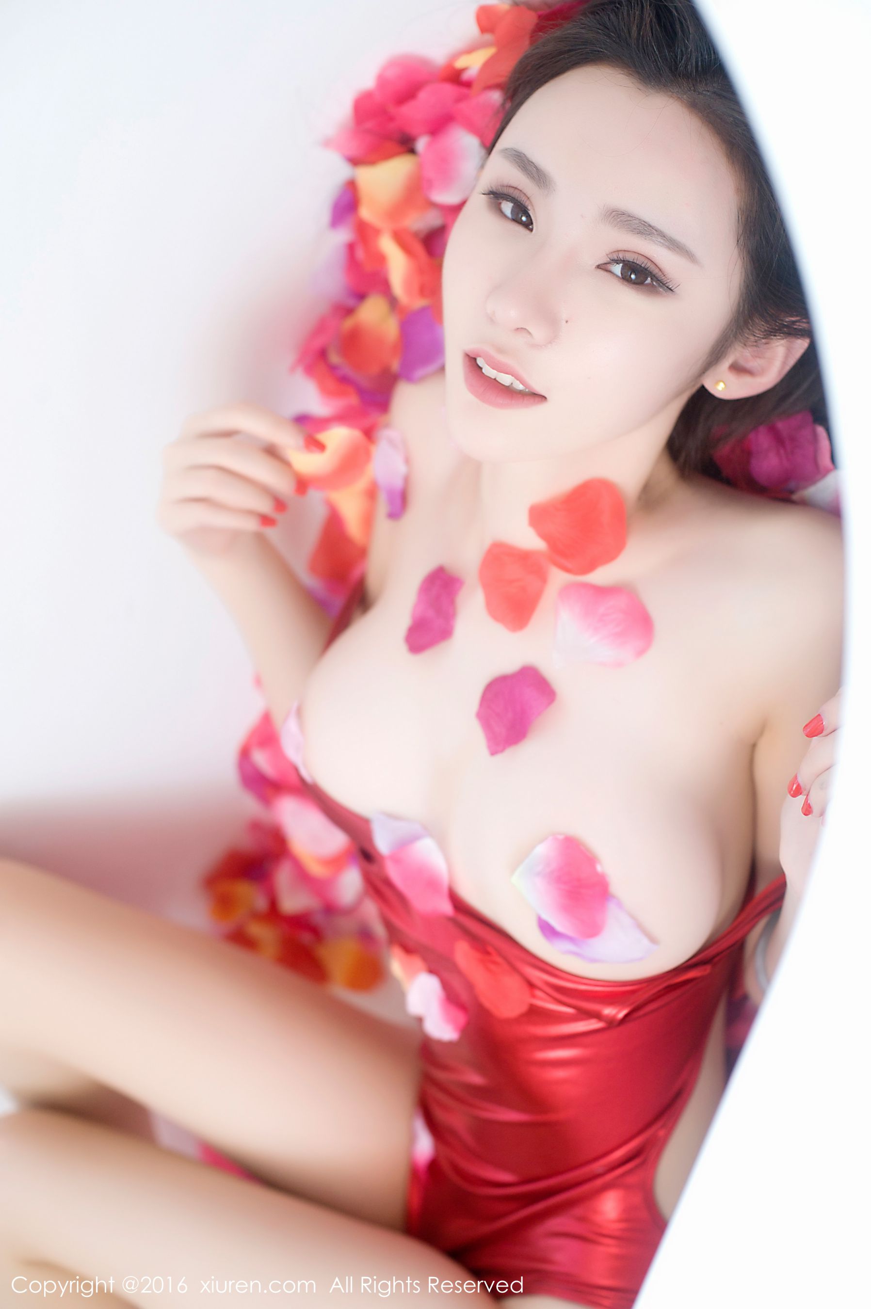 萌琪琪Irene《浴缸花瓣半裸诱惑、高叉猩红色连体比基尼》 [秀人网XiuRen] No.625 写真集(29)